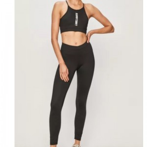 بدلة رياضية تناسب ضيق